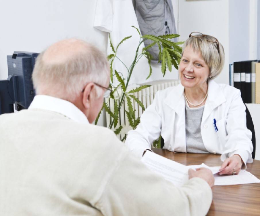 manlig patientbesökande läkare
