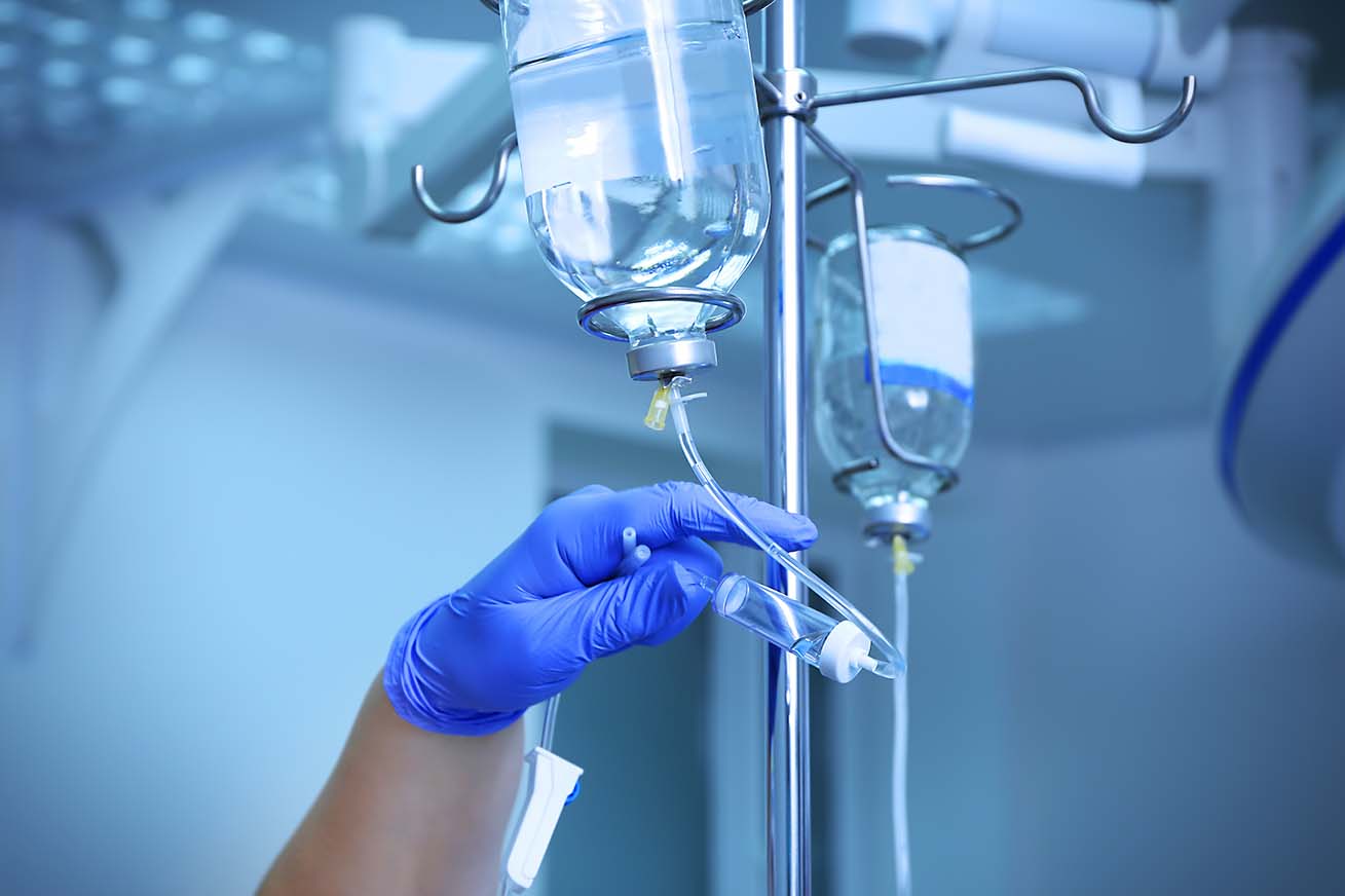 Hand visar dropp och infusion på sjukhus